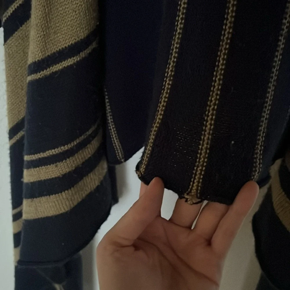 Indah Sweater - Picture 4 of 8